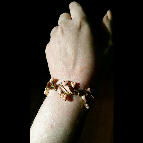 Vintage Coro pink enamel leaf bracelet - Picture 6 of 8